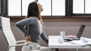 ピラティスが腰痛改善に適している理由とは？注意点やおすすめのスタジオも紹介